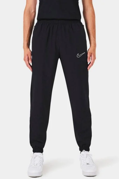 Volně střižené pánské kalhoty Nike s bočními kapsami a nastavitelným pasem