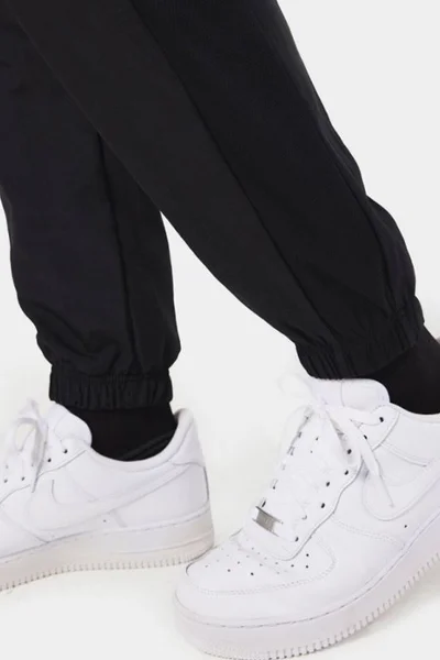 Volně střižené pánské kalhoty Nike s bočními kapsami a nastavitelným pasem