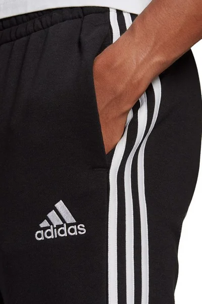 černé pánské fleecové kalhoty Adidas Essentials Fleece M GK8821