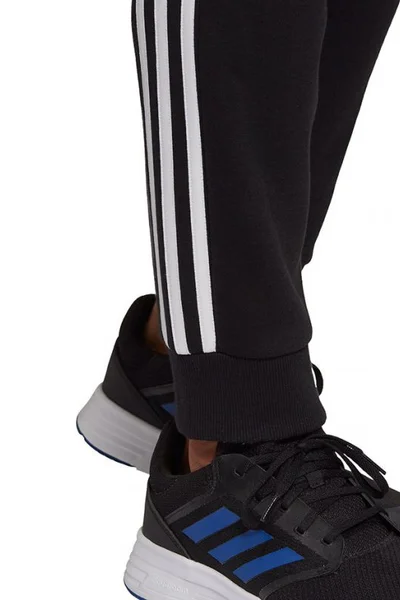 černé pánské fleecové kalhoty Adidas Essentials Fleece M GK8821