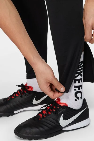 Černé pánské tréninkové kalhoty Nike F.C. Essential M CD0576-010