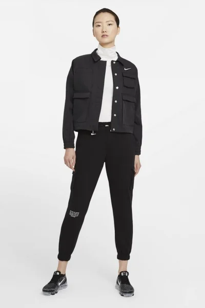 Sportovní kalhoty Swoosh pro ženy od Nike s cargo kapsami a froté úpletem