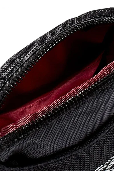 Černá kabelka Nike pro drobné předměty s nastavitelným popruhem