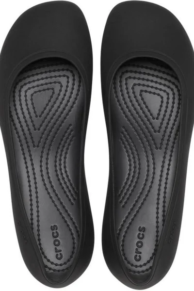 Crocs Brooklyn Flat: Letní dámské pantofle v černé barvě