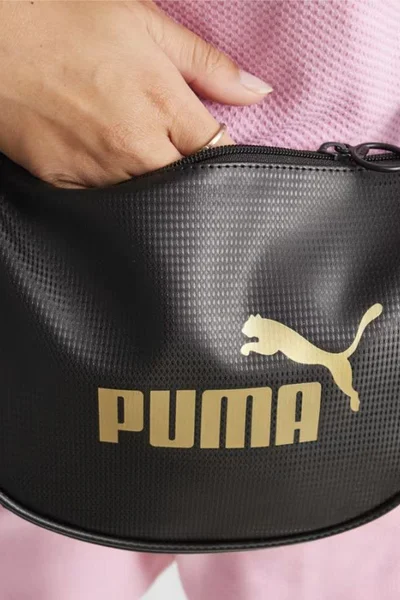 Černá kabelka Puma s poloměsícem a nastavitelným popruhem