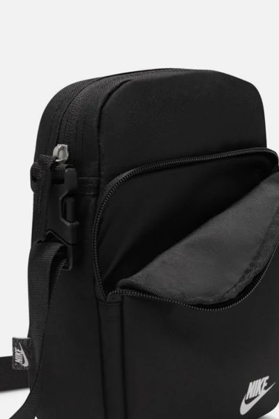 Černá crossbody taška Nike Heritage přes rameno