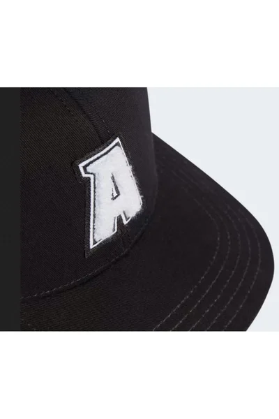 Univerzitní SnapBack kšiltovka Adidas