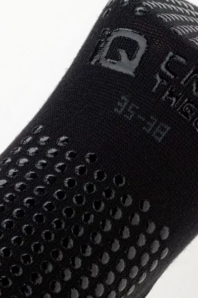 Sportovní ponožky s protiskluzovými prvky a výřezem pro chodidlo IQ