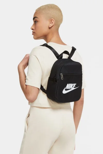 Černobílý dámský sportovní batoh Nike 6L