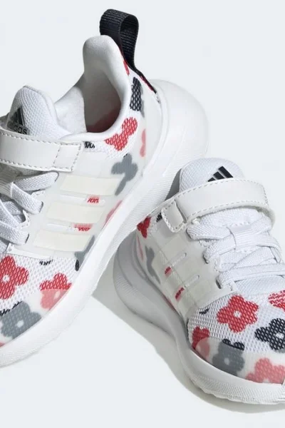Dětské běžecké boty s elastickými tkaničkami od Adidas