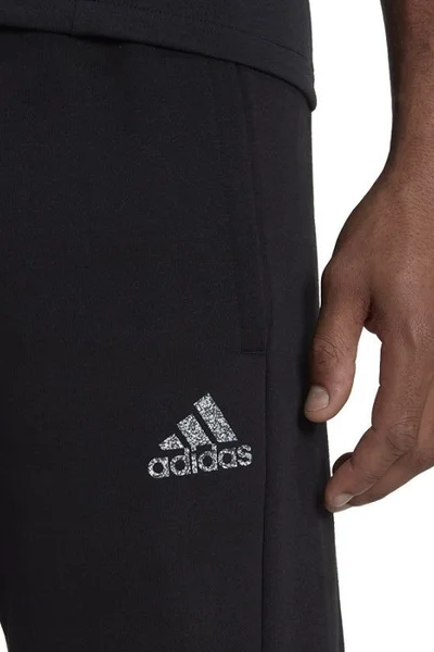 Černé pánské kalhoty Adidas - Volný střih - boční kapsy - lemované nohy