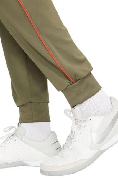 Sportovní kalhoty Nike s technologií Dri-FIT pro pohodlné nošení na hřišti