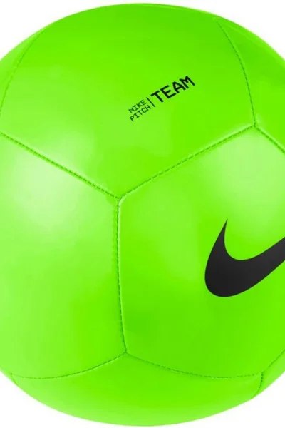 Kvalitní fotbalový míč  Nike pro hru na trávě