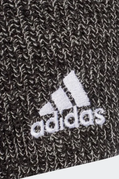 Strakatá zimní čepice s logem Adidas